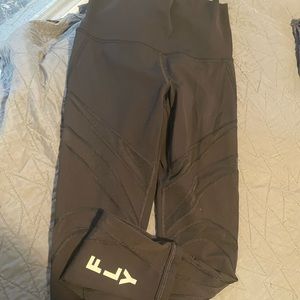 Lululemon Black Wunder Under x Flywheel